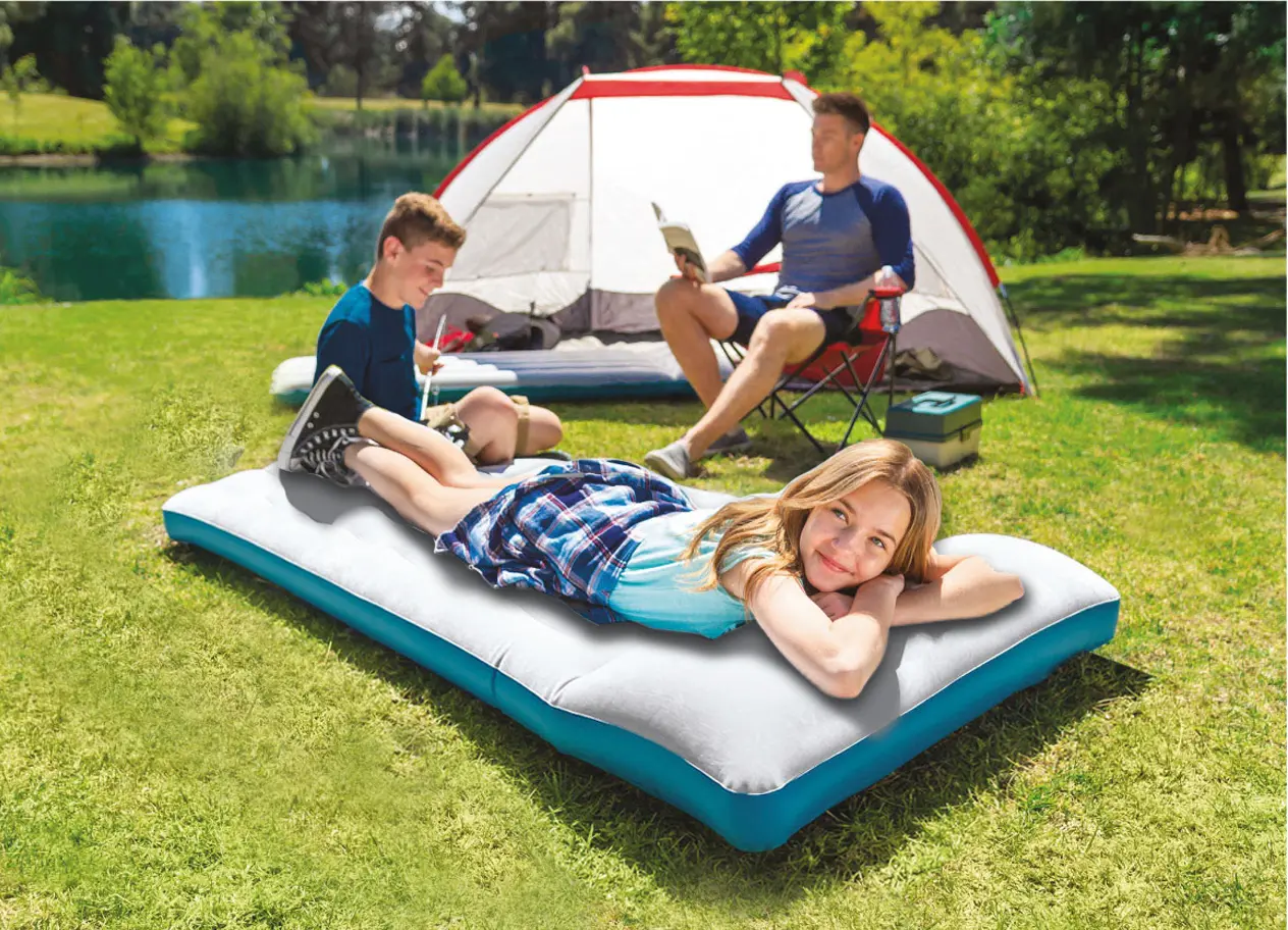 Ragazza stesa al sole sul materassino airbed camping
