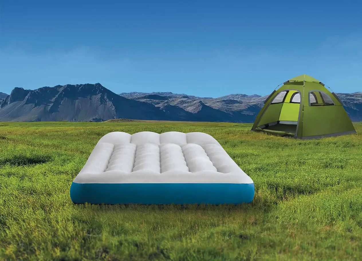 Airbed camping su prato vicino ad ana tenda da campeggio